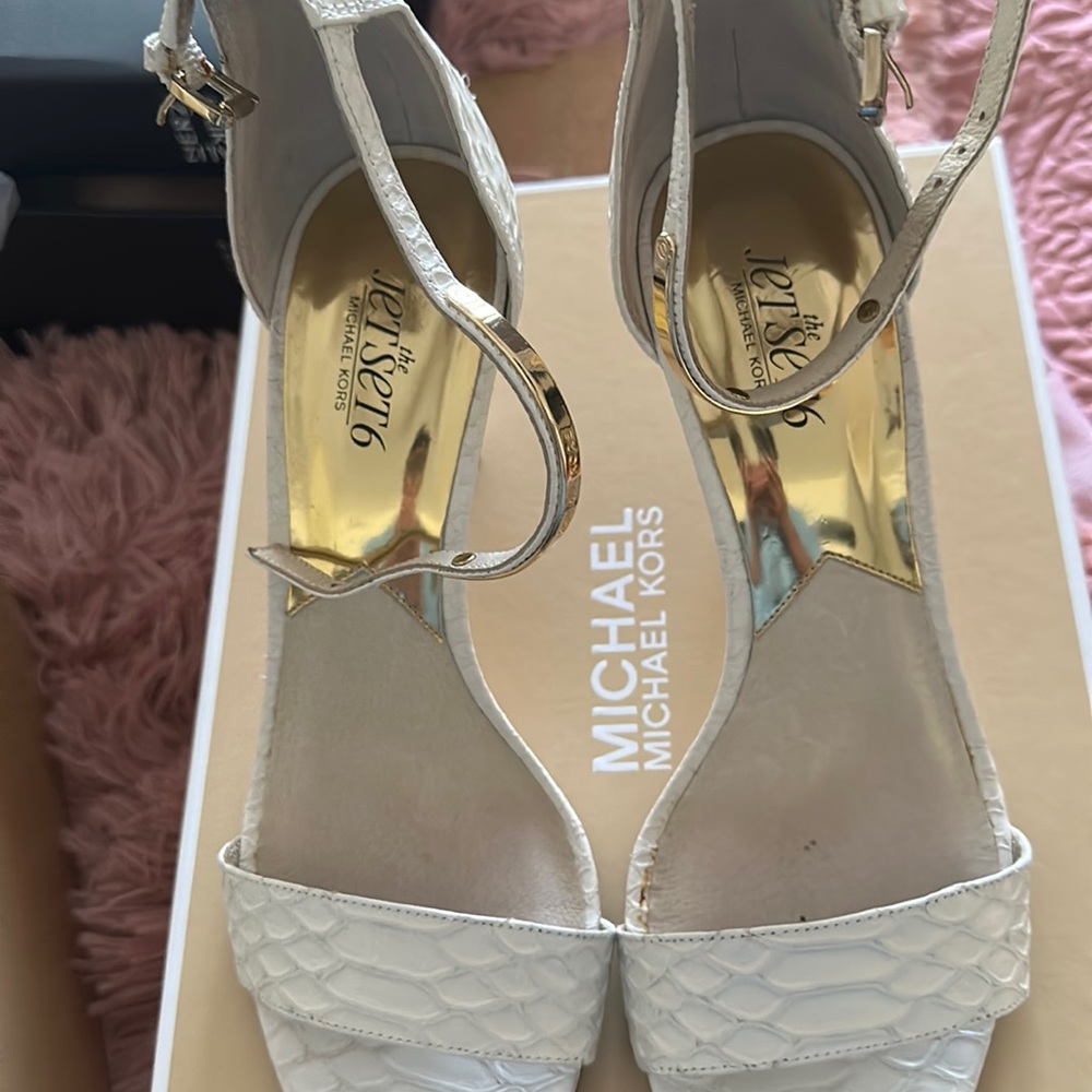 Michael Kors white heel with gold size 8.5